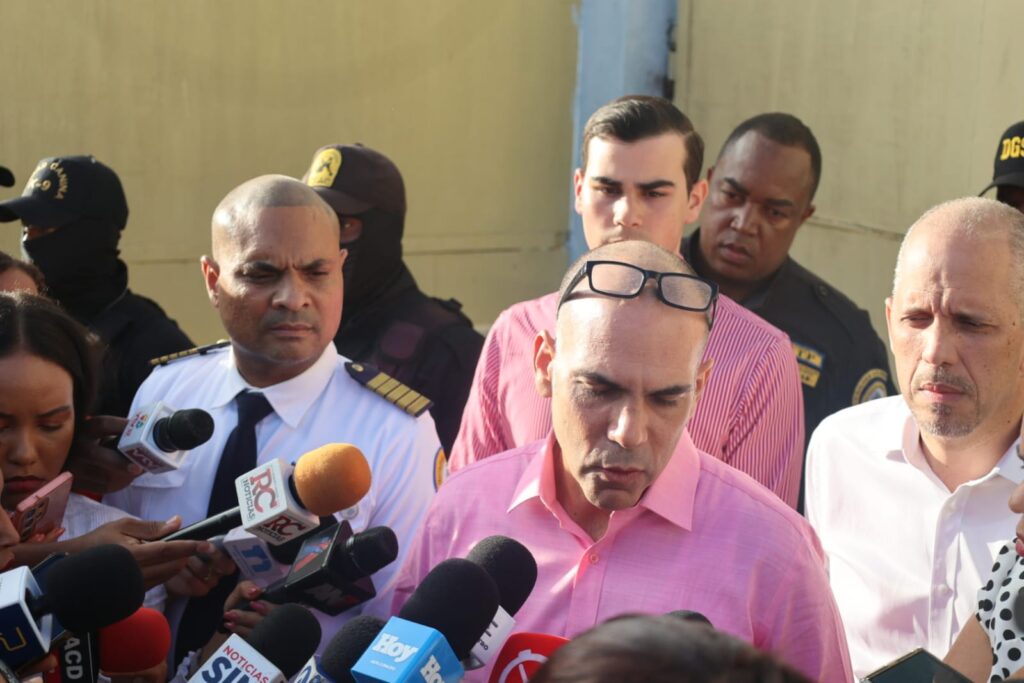 Mario Redondo Llenas habló con la prensa tras salir de Najayo luego de cumplir 30 años de prisión.
Redondo Llenas aseguró que sale arrepentido y con disposición de servir a la sociedad.
