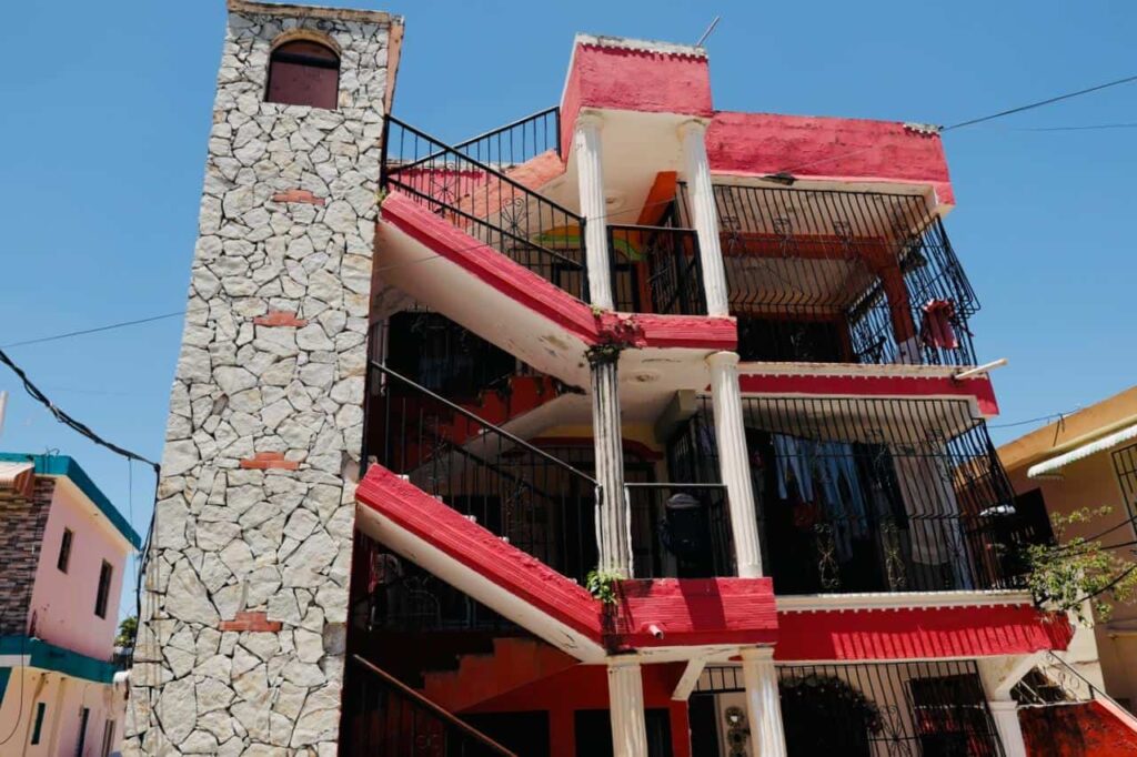 La residencia donde fue encontrada sin vida la niña de seis años en la comunidad Sabana Toro, provincia San Cristóbal.