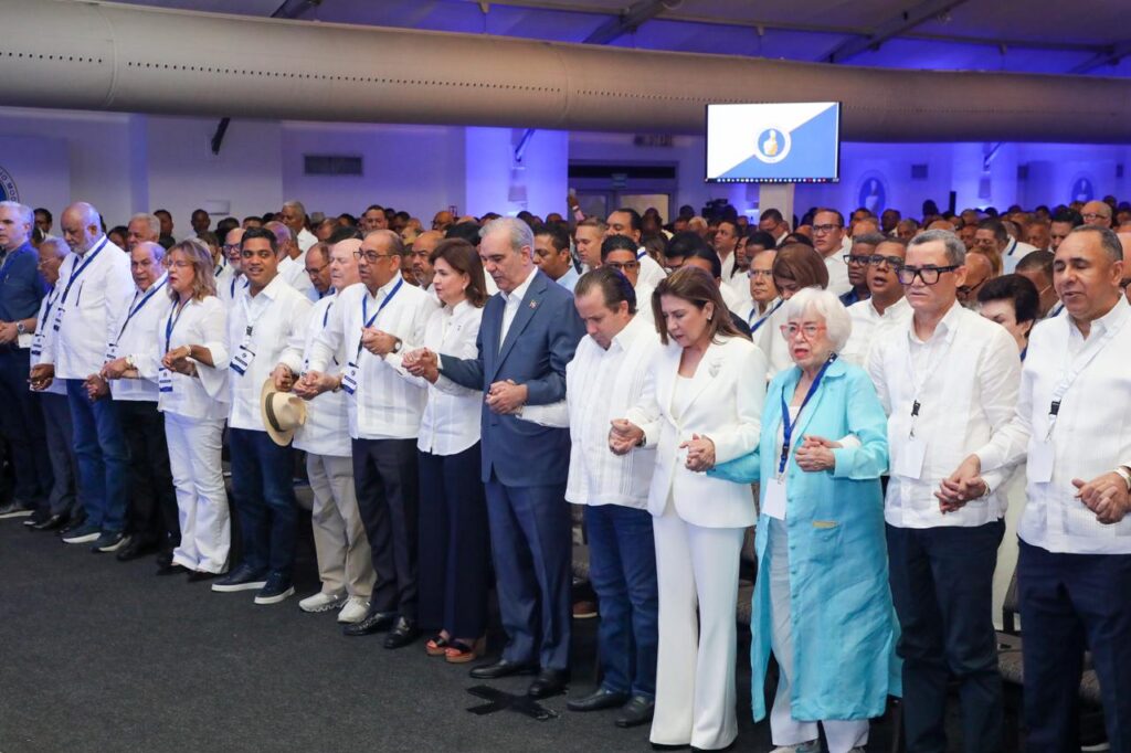 El mandatario pidió al PRM mantener la humildad, fortalecer la unidad y conservar el contacto directo con la ciudadanía.