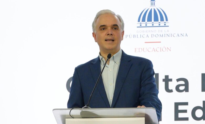 El ministro de Educación encabezó un foro sectorial y afirmó que la reforma educativa debe construirse con la participación de todos.
