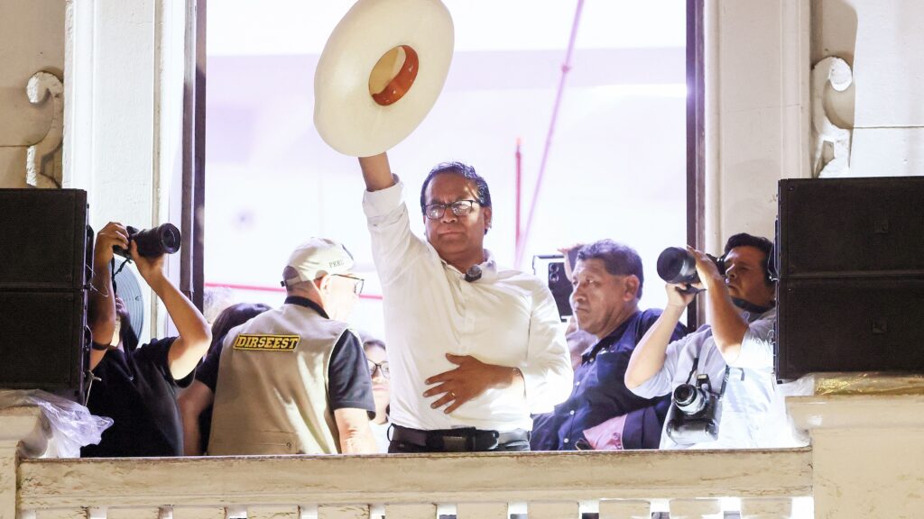 Roberto Sánchez toma ventaja sobre Fujimori en la elección presidencial de Perú