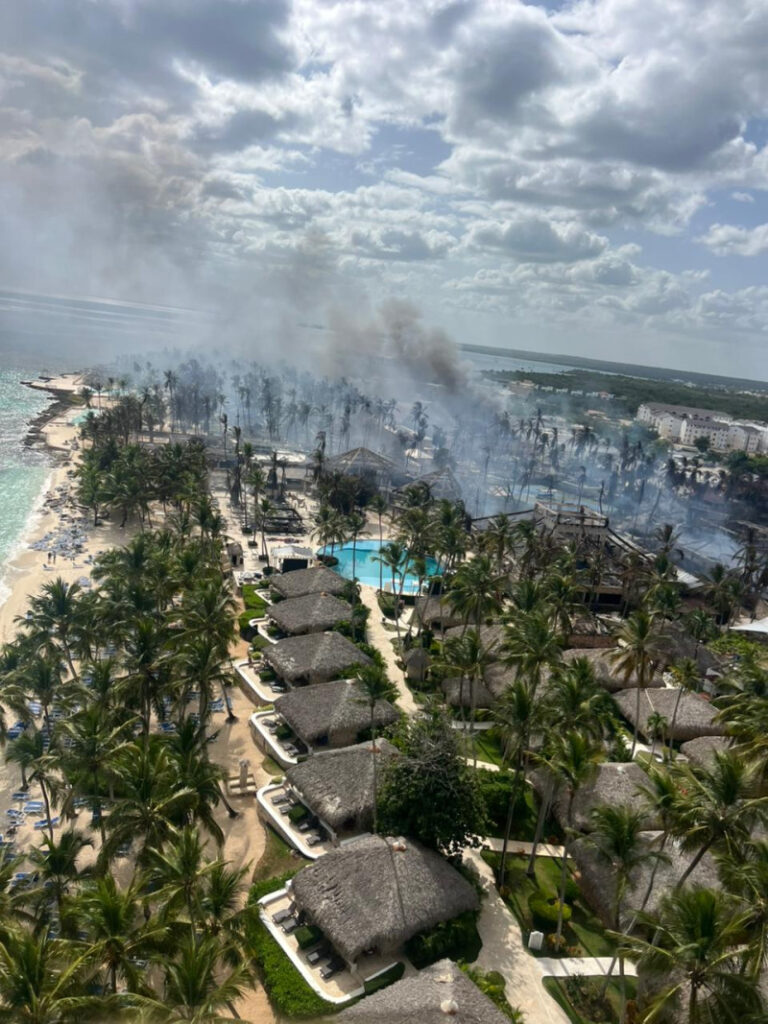 Equipos de emergencia y técnicos especializados continúan las investigaciones para establecer el origen del incendio ocurrido en un complejo hotelero de Bayahíbe.