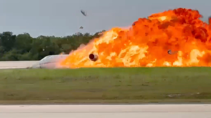 Equipos de emergencia y autoridades aeroportuarias acudieron al lugar donde se accidentó la aeronave Gulfstream 200 que dejó al piloto y copiloto fallecidos en el Aeropuerto Internacional de La Romana.