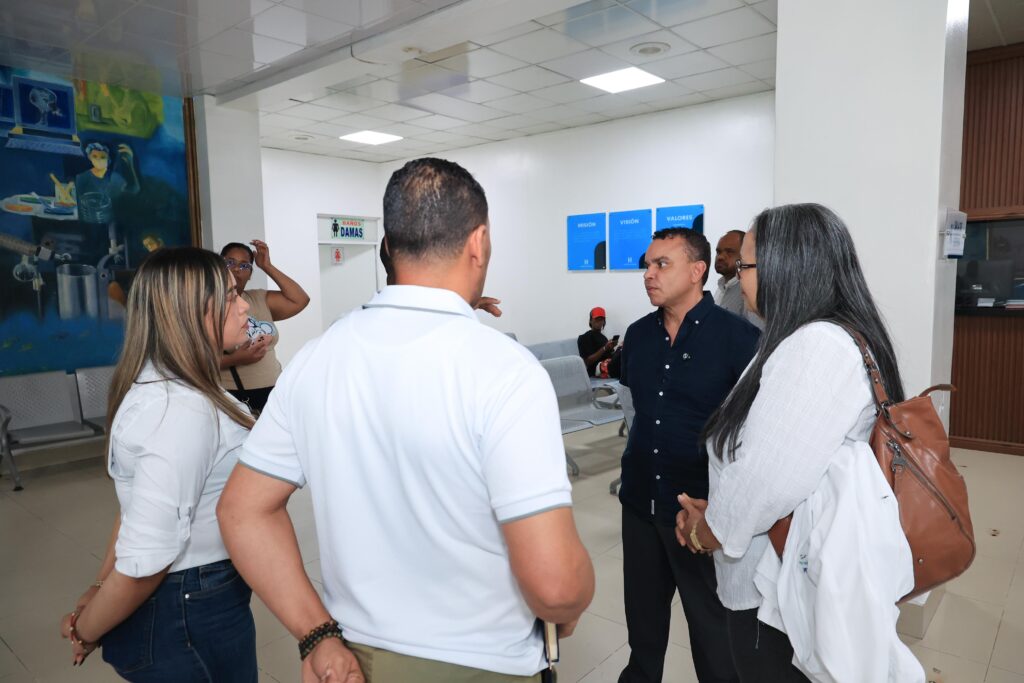 El director del SNS, Julio Landrón recorrió las áreas asistenciales y administrativas del Hospital Regional Docente Taiwán 19 de Marzo durante una visita de supervisión.
