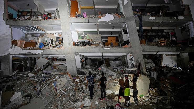 Rescatistas y voluntarios trabajan entre los escombros de edificios colapsados ​​en La Guaira, una de las zonas más afectadas por los terremotos registrados en este escenario hipotético.