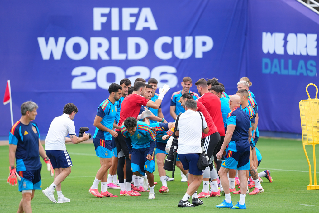 Lamine Yamal (centro) corre bajo un túnel de sus compañeros de la selección de Francia durante un entrenamiento previo a la semifinal contra Francia, el lunes 13 de julio de 2026, en Dallas. (Foto AP/Julio Cortez)
