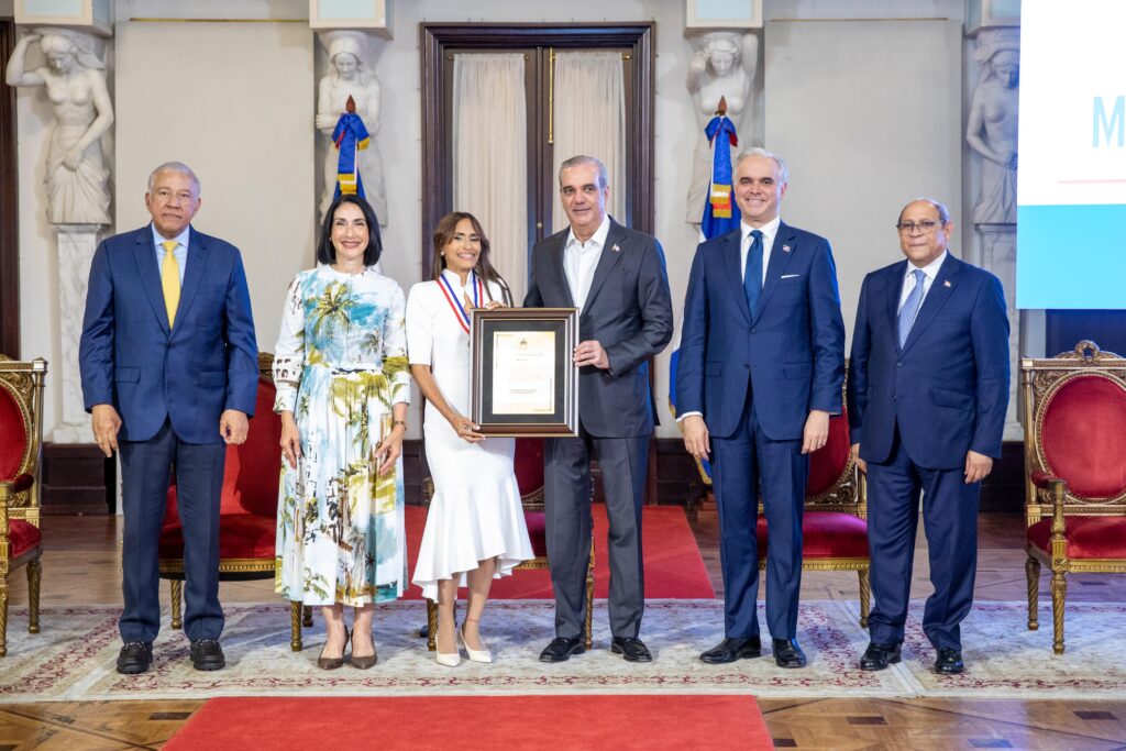 El presidente Luis Abinader entregó la Medalla al Mérito Magisterial 2026 a maestros destacados por su trayectoria, compromiso y aporte a la educación dominicana.