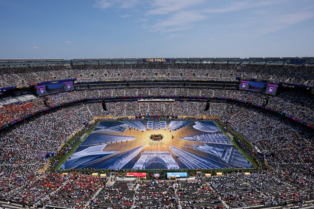 Cantantes y bailarines participan en la ceremonia de clausura del Mundial entre Argetina España en el East Rutherford, Nueva Jersey, el domingo 19 de julio de 2026 (AP Foto/Matt Slocum)
