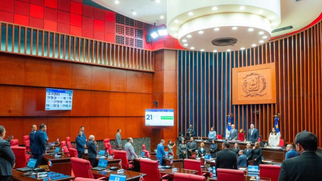 Los legisladores revisarán 18 artículos del nuevo Código Penal para ajustar disposiciones sobre libertad de expresión, periodismo, difamación, corrupción, acoso y protección de menores tras las críticas de distintos sectores.