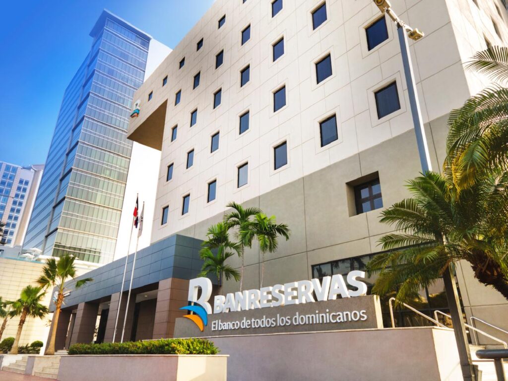 Leonardo Aguilera, presidente ejecutivo de Banreservas, sostiene el reconocimiento otorgado por Euromoney como Mejor Banco del Caribe, junto a otros cinco premios internacionales obtenidos por la entidad.