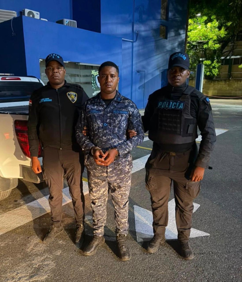 Agentes policiales retienen al cabo José Francisco Moreta Heredia