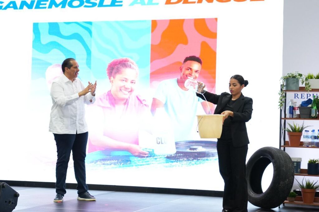 Brigadas del Ministerio de Salud realizaron fumigaciones y eliminaron millas de criaderos como parte de la campaña nacional contra el dengue.