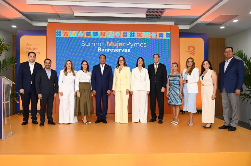 Ejecutivos de Banreservas y MasterCard durante la segunda versión de Summit Mujer Pymes Banreservas realizada en la sede de la Cooperativa Reservas.
