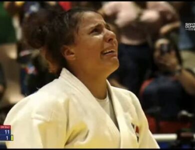 La taekwondista Esmeralda Damiano celebra eufórica tras conquistar la medalla de oro en la categoría -70 kg durante los Juegos Santo Domingo 2026.