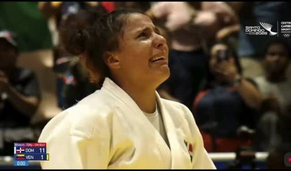 La taekwondista Esmeralda Damiano celebra eufórica tras conquistar la medalla de oro en la categoría -70 kg durante los Juegos Santo Domingo 2026.