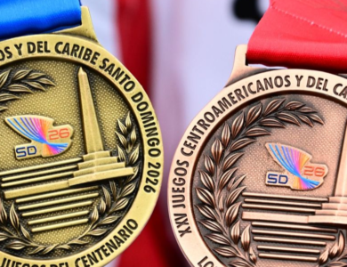 Atletas de la delegación mexicana celebran en el podio tras ampliar su ventaja en el medallero general de los Juegos Centroamericanos y del Caribe Santo Domingo 2026.