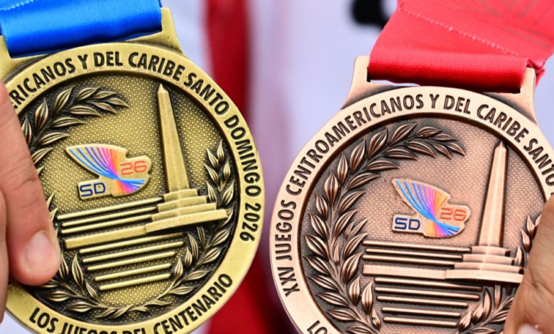 Atletas de la delegación mexicana celebran en el podio tras ampliar su ventaja en el medallero general de los Juegos Centroamericanos y del Caribe Santo Domingo 2026.