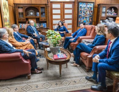 La procuradora general Yeni Berenice Reynoso encabeza la reunión de trabajo con la directiva del CONEP.