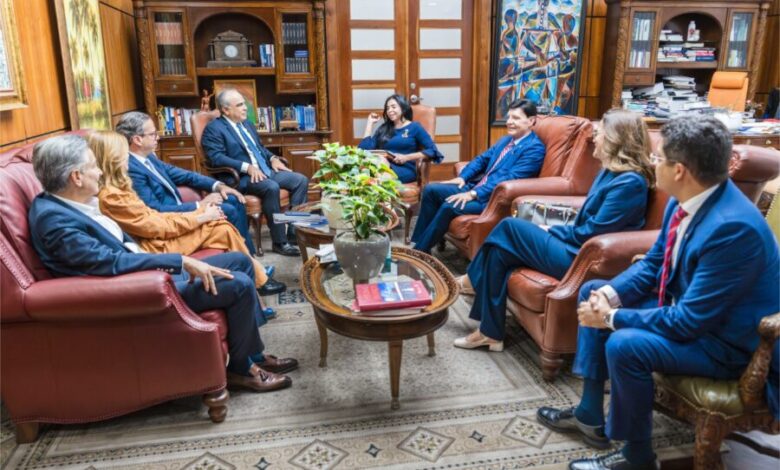 La procuradora general Yeni Berenice Reynoso encabeza la reunión de trabajo con la directiva del CONEP.
