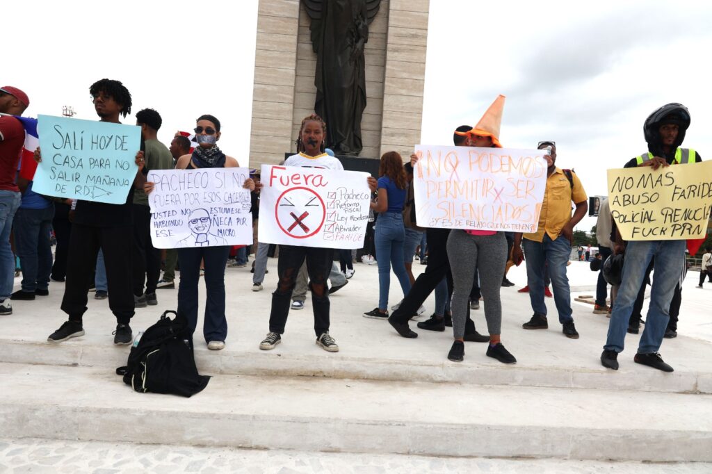 Así comenzó y terminó la protesta en la Plaza de la Bandera.