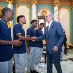El mandatario recibió en el Palacio Nacional al campeón de la Liga Dominicana de Fútbol y resaltó su aporte al deporte nacional.