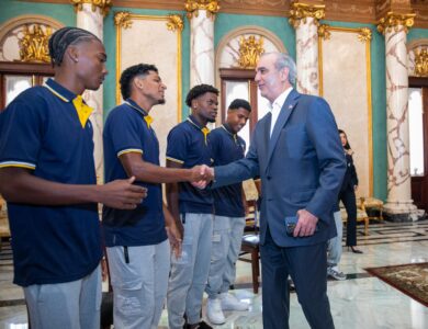 El mandatario recibió en el Palacio Nacional al campeón de la Liga Dominicana de Fútbol y resaltó su aporte al deporte nacional.