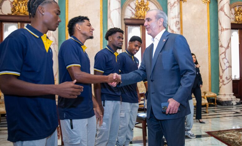 El mandatario recibió en el Palacio Nacional al campeón de la Liga Dominicana de Fútbol y resaltó su aporte al deporte nacional.