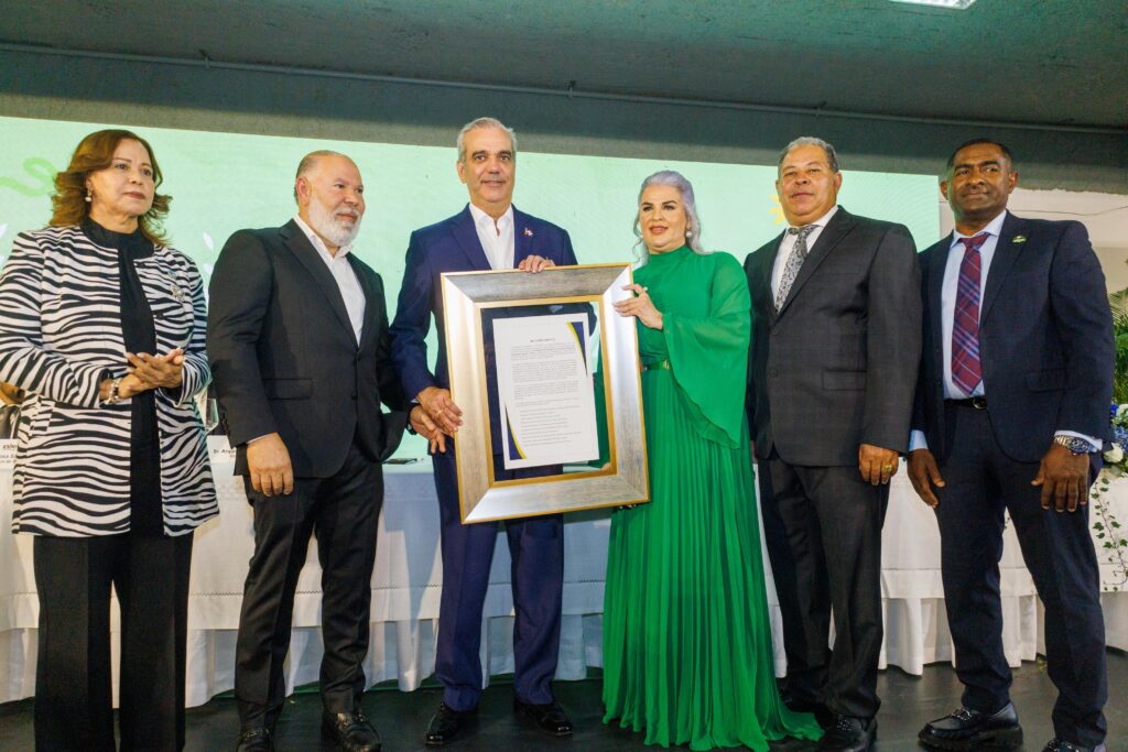 Abinader recibe un reconocimiento de comerciantes y mayoristas durante la apertura de Expo AMAPROSAN 2026 por impulsar la transformación del Hospedaje Yaque, una de las obras más esperadas por el sector comercial de Santiago.