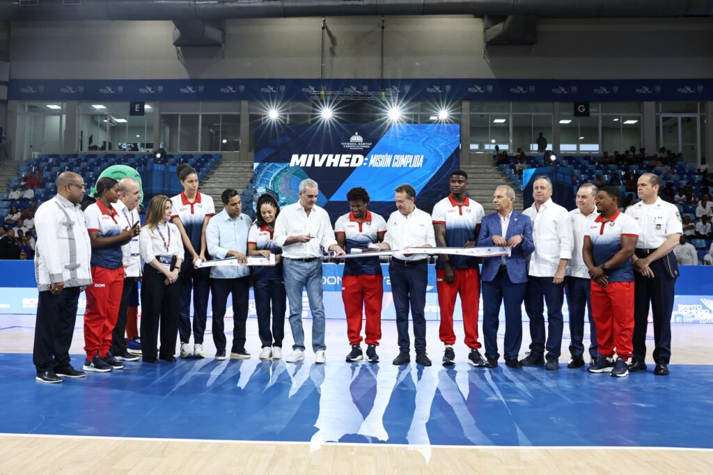 El presidente Luis Abinader inauguró los pabellones de voleibol y taekwondo y entregó la bandera a la delegación dominicana rumbo a Santo Domingo 2026.