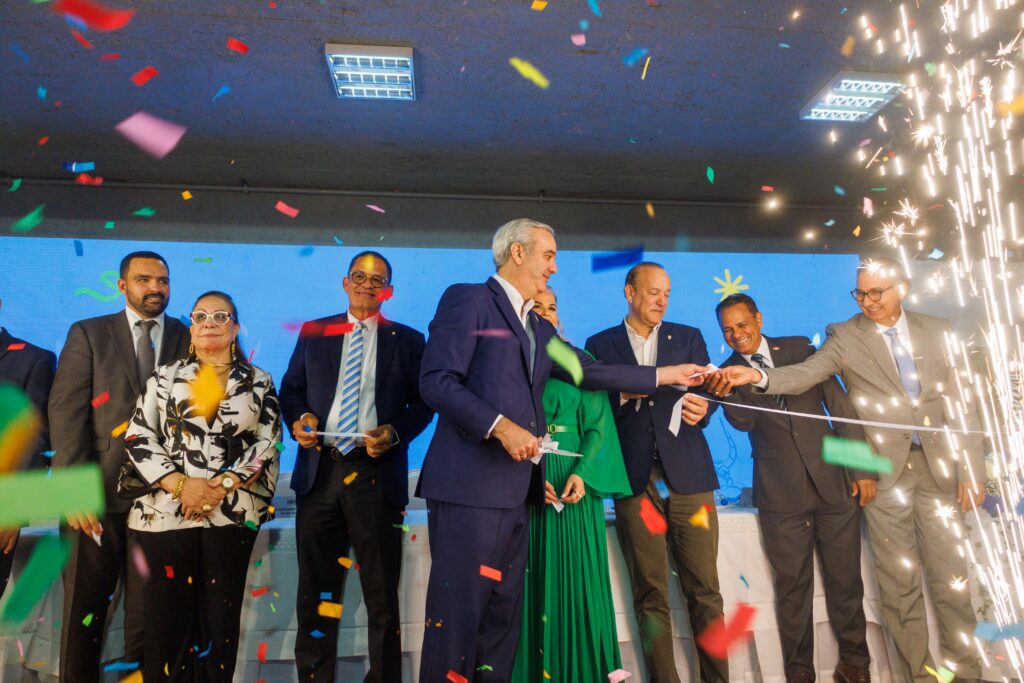 El reconocimiento fue entregado durante la Expo AMAPROSAN 2026, donde comerciantes destacaron el inicio de la transformación del Hospedaje Yaque como una obra clave para Santiago.