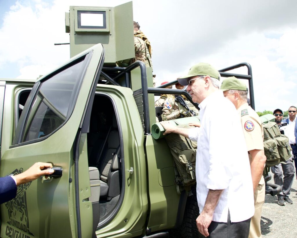 El presidente Luis Abinader inspeccionando parte de los nuevos drones, blindados y vehículos entregados a las Fuerzas Armadas durante un acto celebrado en la Base Aérea de San Isidro.