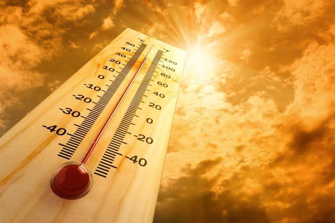 El polvo del Sahara mantendrá un ambiente caluroso y cielo grisáceo, mientras una vaguada provocará aguaceros, tormentas eléctricas y ráfagas de viento en varias provincias del país.