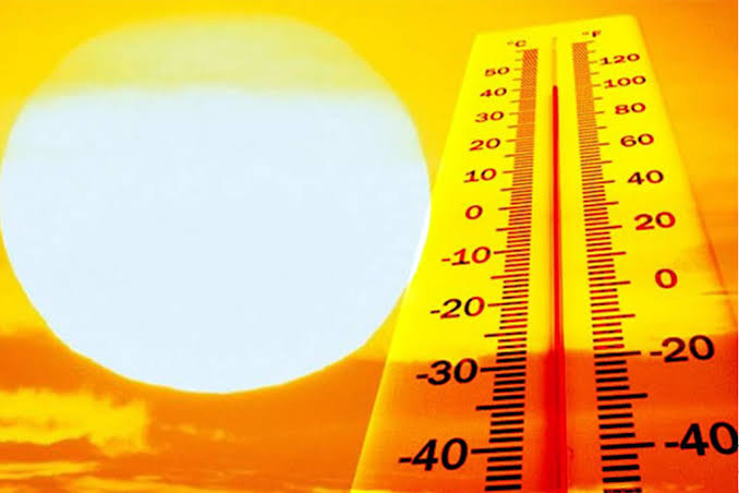 Una persona se protege del sol durante una jornada de altas temperaturas en Santo Domingo, mientras el Indomet mantiene la alerta por el intenso calor que afecta al país.