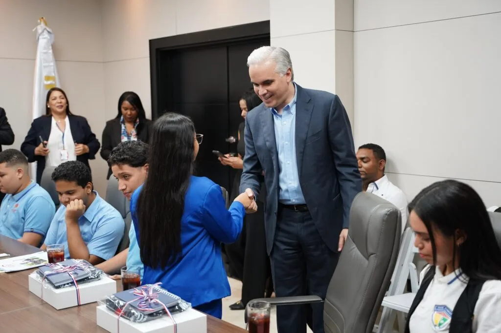 Jóvenes dominicanos viajarán a Kenia y EE. UU. por liderazgo y debate