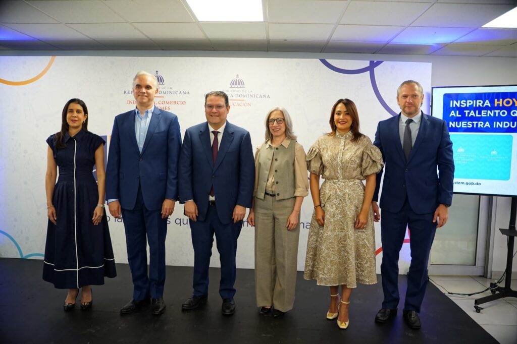: Los ministros Yayo Sanz Lovatón y Luis Miguel De Camps encabezan el lanzamiento del programa Embajadores STEM para impulsar la educación técnica en jóvenes dominicanos.