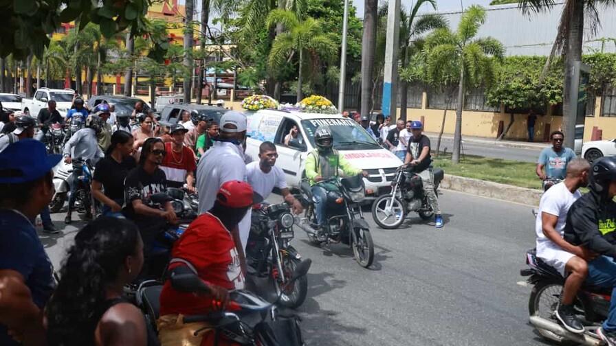Familiares, amigos, vecinos y decenas de motoristas acompañaron el cortejo fúnebre de Darling Mercado Reyes entre muestras de dolor y reiterados reclamos de justicia.