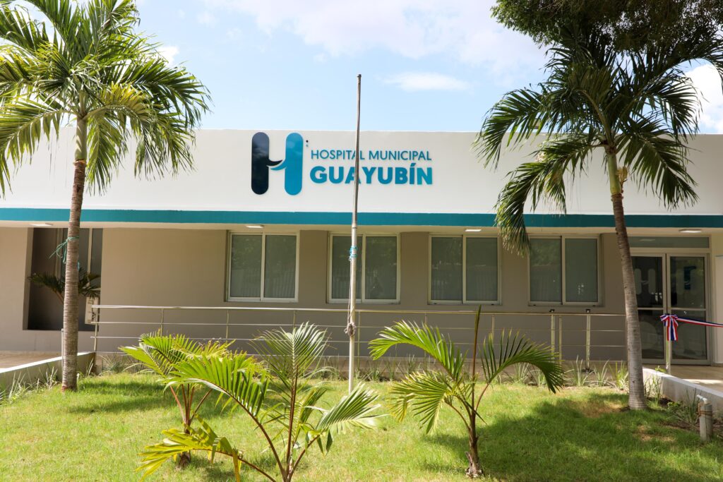 El presidente Luis Abinader y el director del SNS, Julio César Landrón, dejaron inaugurado el Hospital Municipal de Guayubín tras un remozamiento integral y la construcción de una moderna área de emergencia, en beneficio de millas de residentes de Montecristi.