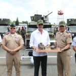 El presidente Luis Abinader inspeccionando parte de los nuevos drones, blindados y vehículos entregados a las Fuerzas Armadas durante un acto celebrado en la Base Aérea de San Isidro.