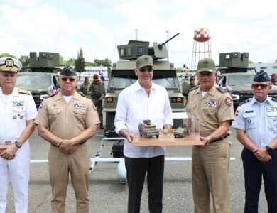 El presidente Luis Abinader inspeccionando parte de los nuevos drones, blindados y vehículos entregados a las Fuerzas Armadas durante un acto celebrado en la Base Aérea de San Isidro.