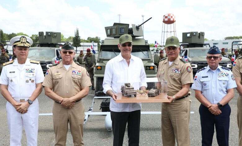 El presidente Luis Abinader inspeccionando parte de los nuevos drones, blindados y vehículos entregados a las Fuerzas Armadas durante un acto celebrado en la Base Aérea de San Isidro.
