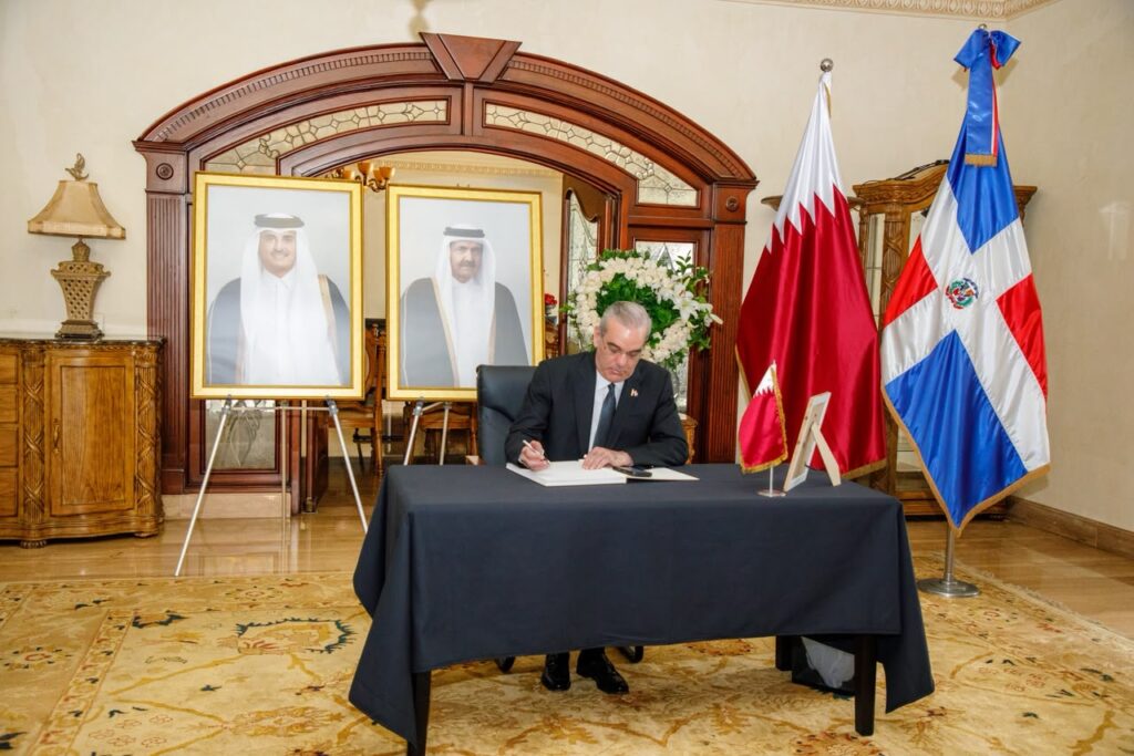 ¿Qué representa la firma de Abinader en el libro de condolencias de Qatar?