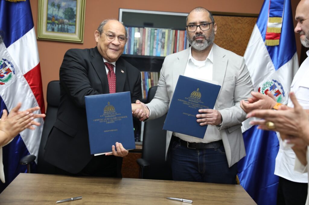 El ministro Rafael Santos Badía y representantes de CASIO firmaron un acuerdo para fortalecer la formación en inteligencia artificial, robótica y tecnologías emergentes en la educación superior dominicana.