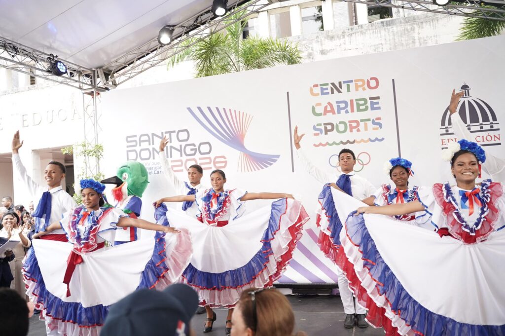 El ministro Luis Miguel De Camps recibió la antorcha de los Juegos Centroamericanos y del Caribe Santo Domingo 2026, símbolo de la llamada "Llama de los Valores"