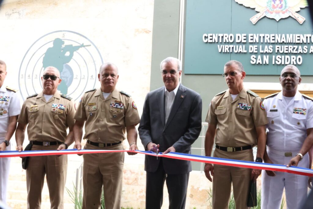 El presidente Luis Abinader durante la puesta en funcionamiento de los nuevos centros de entrenamiento táctico de las Fuerzas Armadas para entrenar a miliatres y protección de frontera.