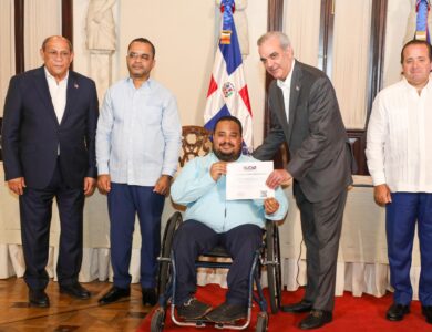 Abinader encabeza entrega de más de 36 mil becas tecnológicas del ITLA