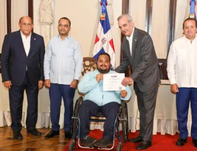 Abinader encabeza entrega de más de 36 mil becas tecnológicas del ITLA