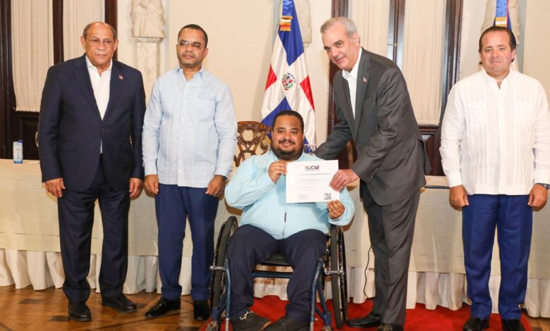 Abinader encabeza entrega de más de 36 mil becas tecnológicas del ITLA