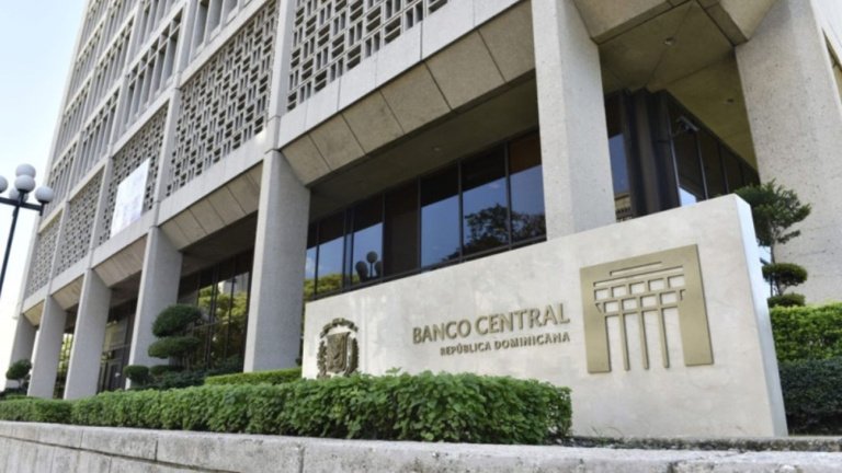 Fachada de la sede principal del Banco Central de la República Dominicana en Santo Domingo.