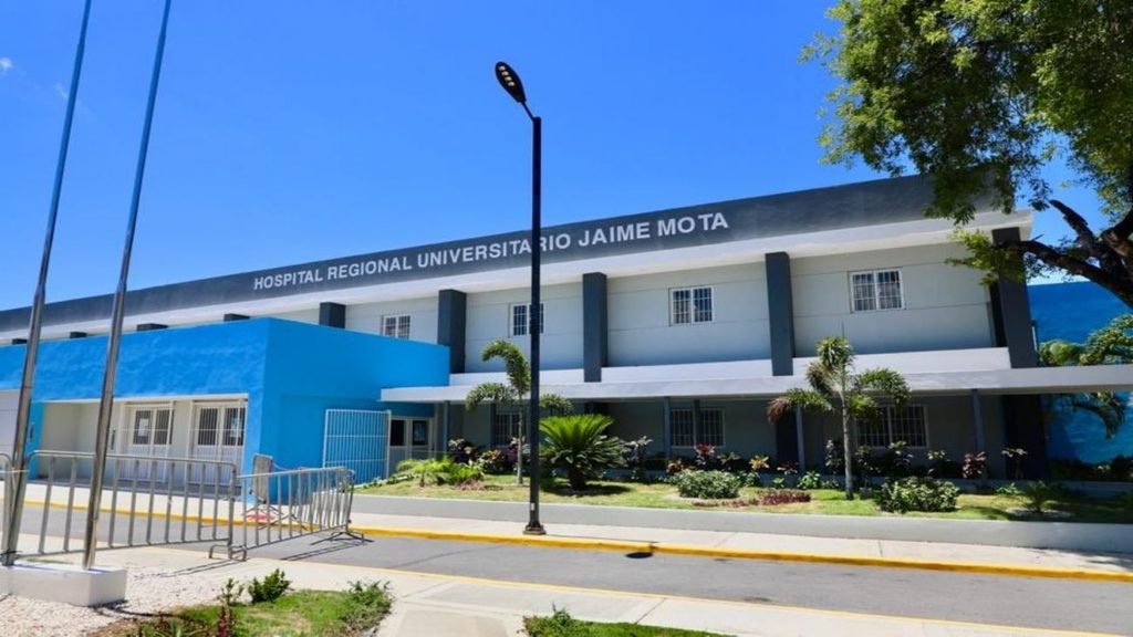 El Hospital Jaime Mota cuenta con una nómina general que oscila entre 1,200 y 1,500 colaboradores, incluyendo médicos, personal de enfermería, administrativos y personal de apoyo.