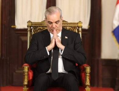 Abinader llama a servir con humildad y fe